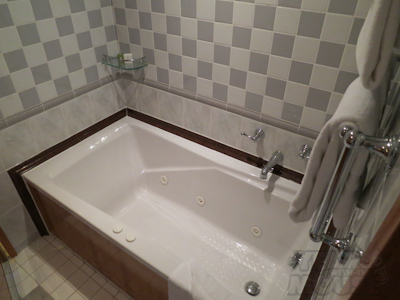 Full-sized jetted tub!!!